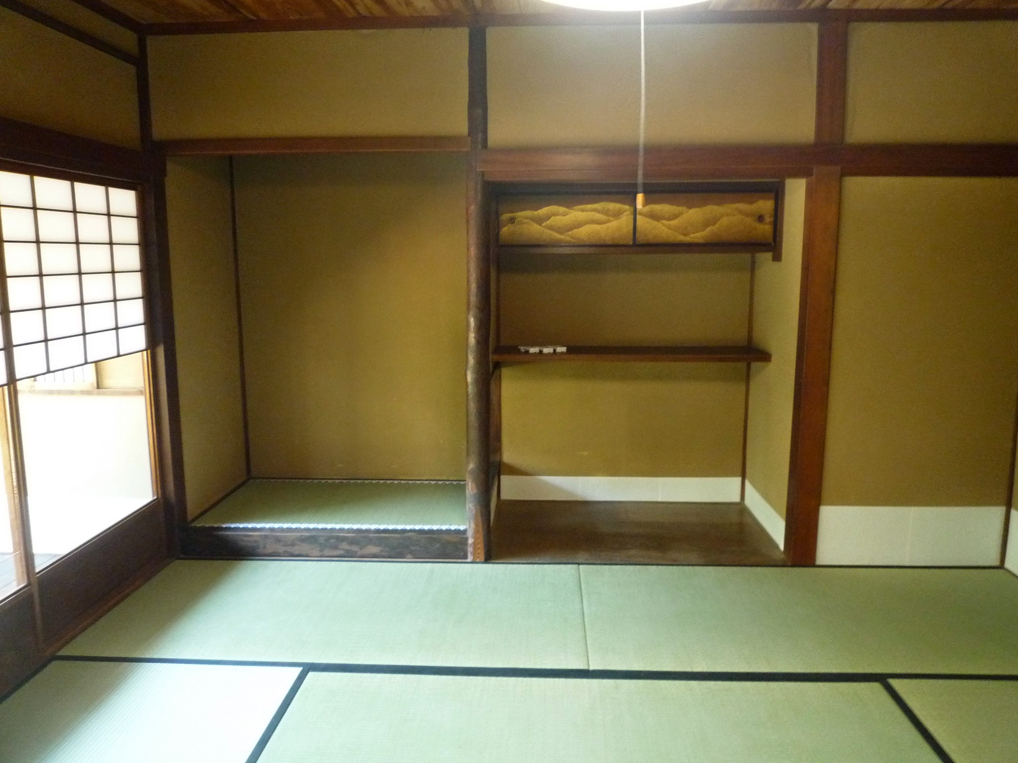 Tokonoma (alcove): Black persimmon and red pine tokobashira, the most important room in the house.  床の間　黒柿と赤松の床柱（とこばしら）一番大切なお部屋になります。